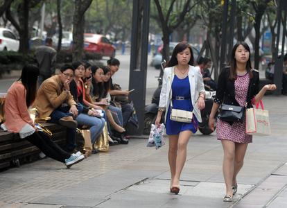 女孩想玩手机被拒后跳河